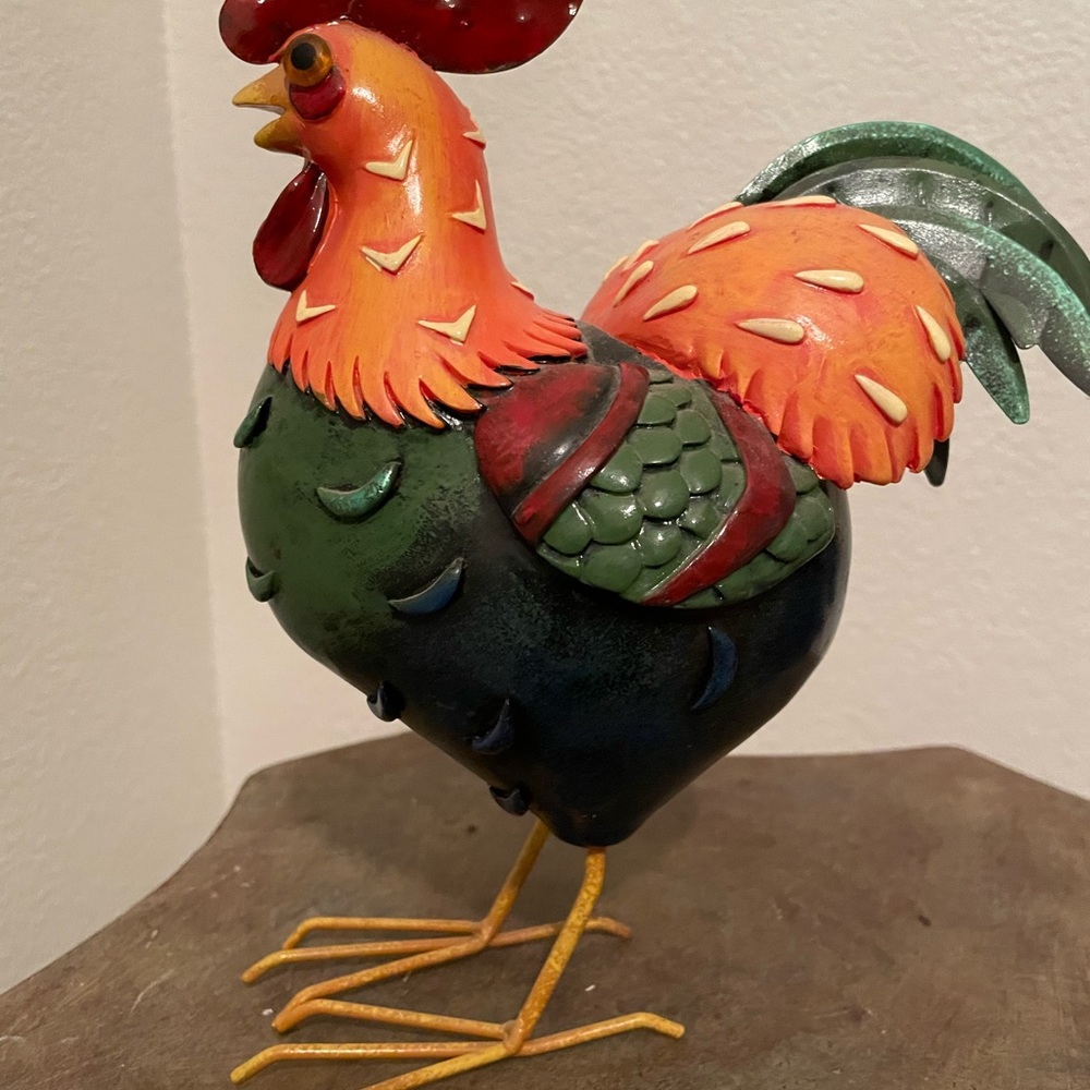 Beautiful, bright and fun rooster! Excellent condition. Great detail.